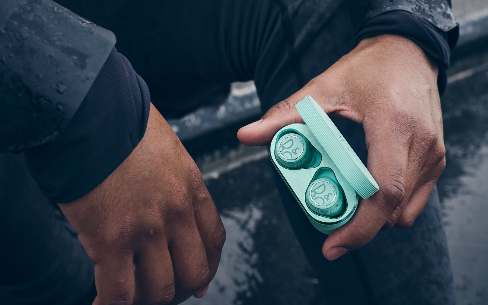 B&O Beoplay E8 Sport: Chiếc true-wireless sport nghe hay trong mọi trường hợp