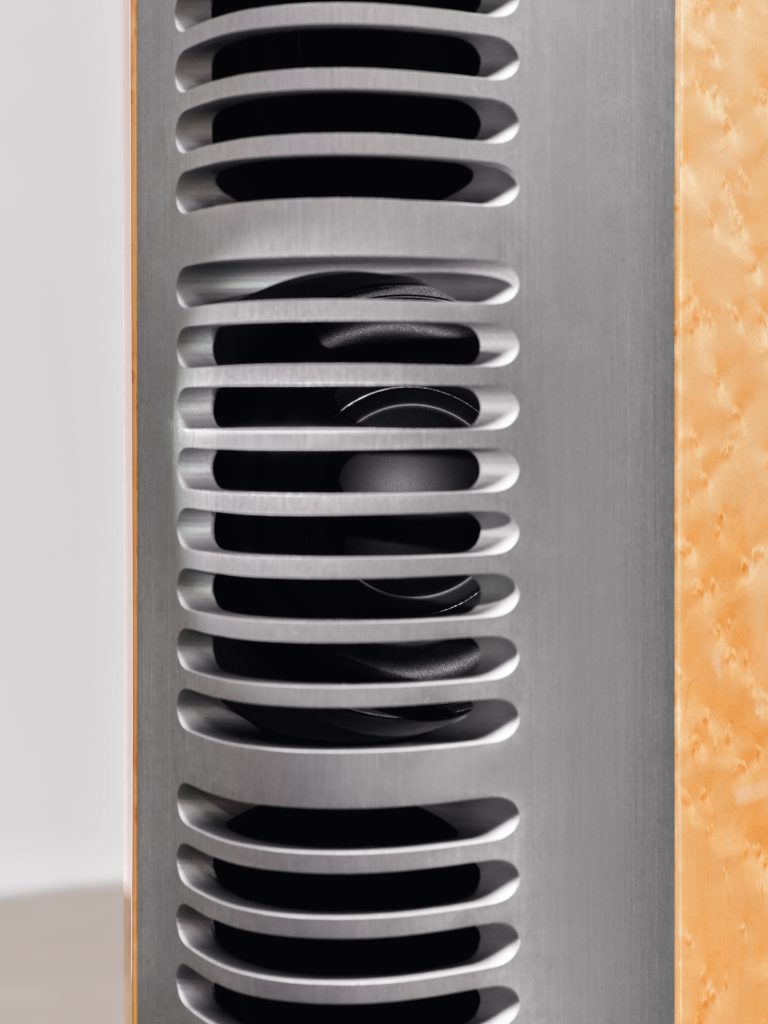 Hệ thống bass line array bao gồm 8 củ loa 5" được đặt tại mặt sau của loa