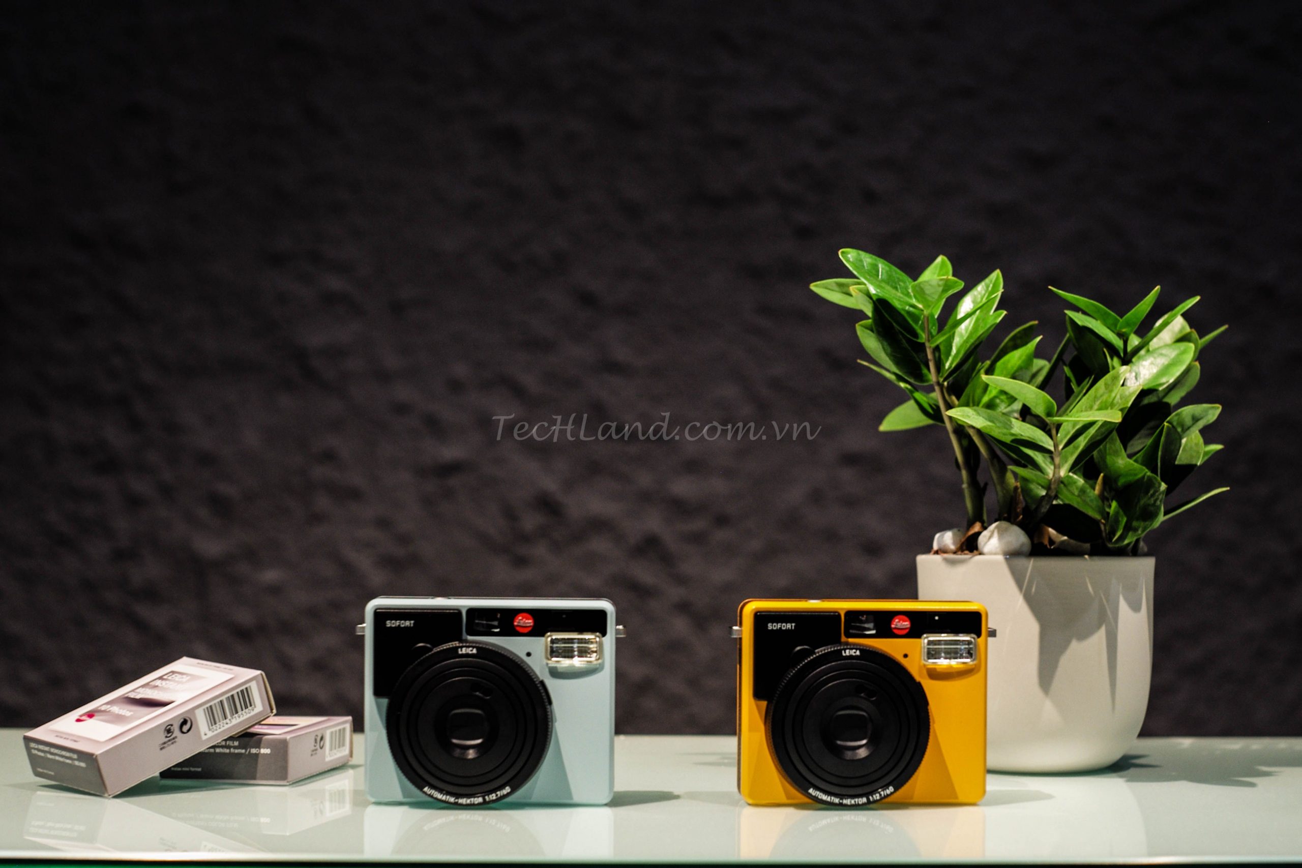 MÁY CHỤP ẢNH LẤY NGAY LEICA SOFORT : BẤT NGỜ VỚI “MÓN PHỤ KIỆN THỜI TRANG”