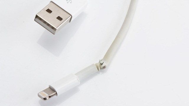 VÌ SAO DÂY SẠC ĐIỆN THOẠI IPHONE DỄ ĐỨT SAU MỘT THỜI GIAN NGẮN