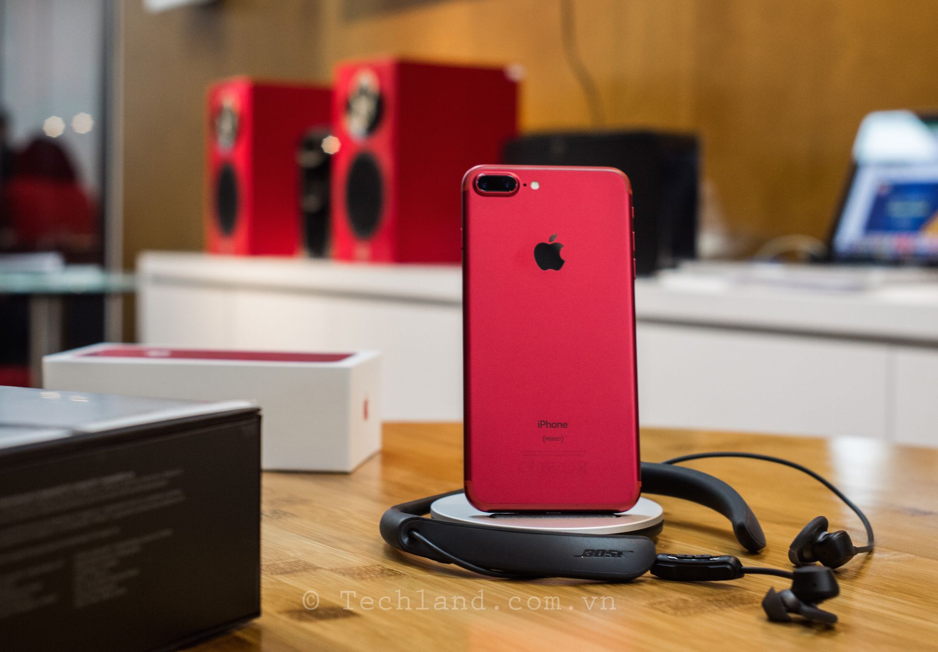 CHIÊM NGƯỠNG BỘ ĐÔI ĐIỆN THOẠI IPHONE 7 VÀ 7 PLUS MÀU ĐỎ, ĐẸP MỌI GÓC NHÌN TẠI TECHLAND