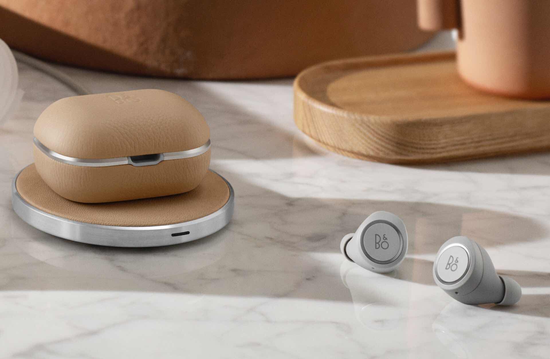 TAI NGHE BLUETOOTH KHÔNG DÂY BEOPLAY E8 2.0: CẬP NHẬT XU THẾ SẠC KHÔNG DÂY