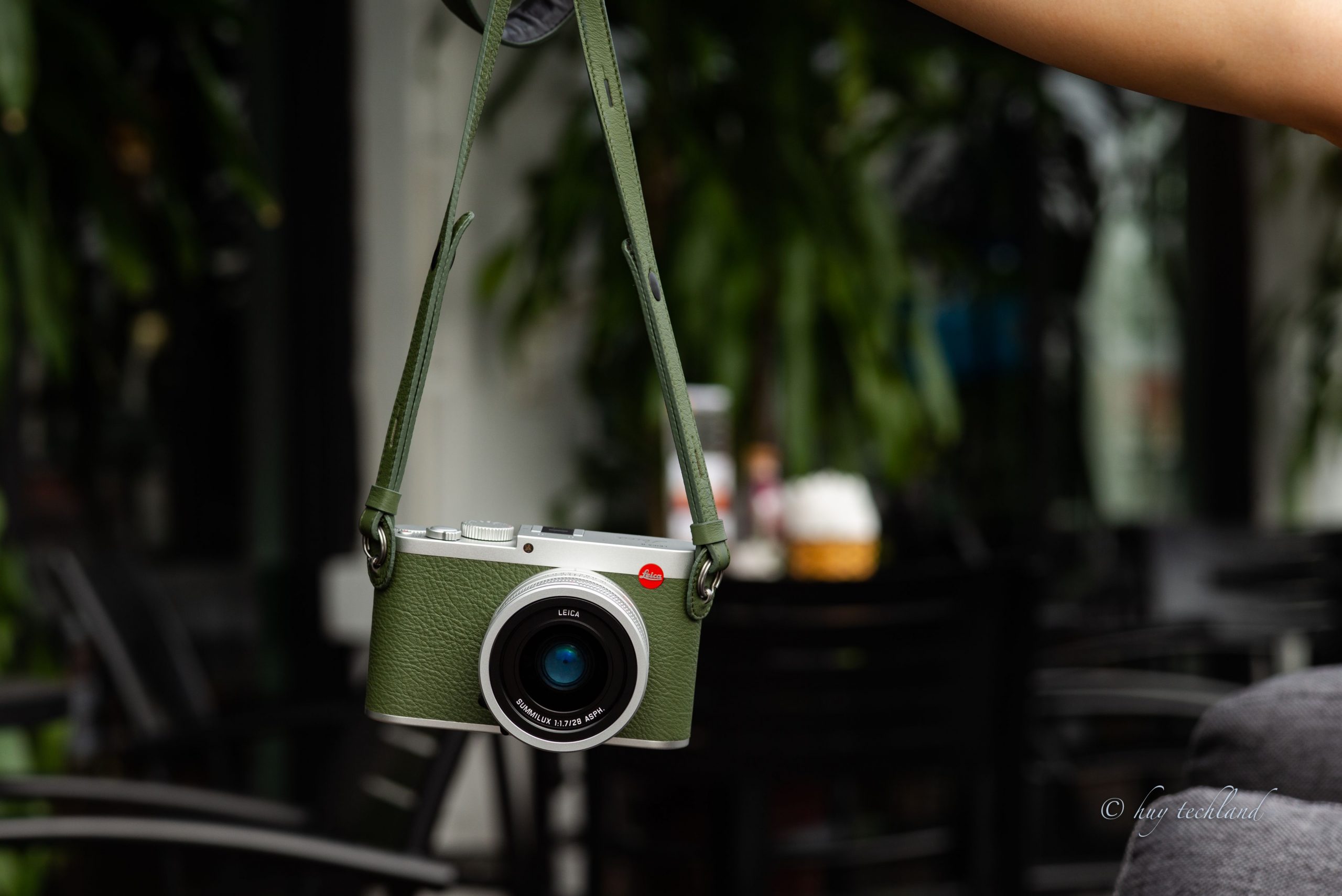 LEICA Q “KHAKI”: PHIÊN BẢN GIỚI HẠN VỚI MÀU XANH “CỰC YÊU”